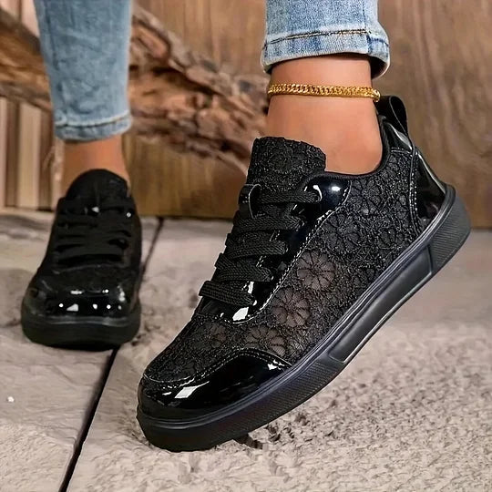 Women's lace-up sneakers with open-structure lace panels
