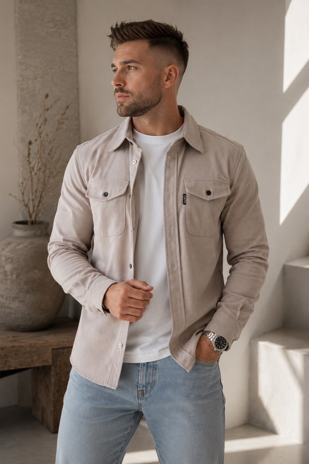 Men's overshirt with button closure, chest pockets with flap, and classic shirt collar