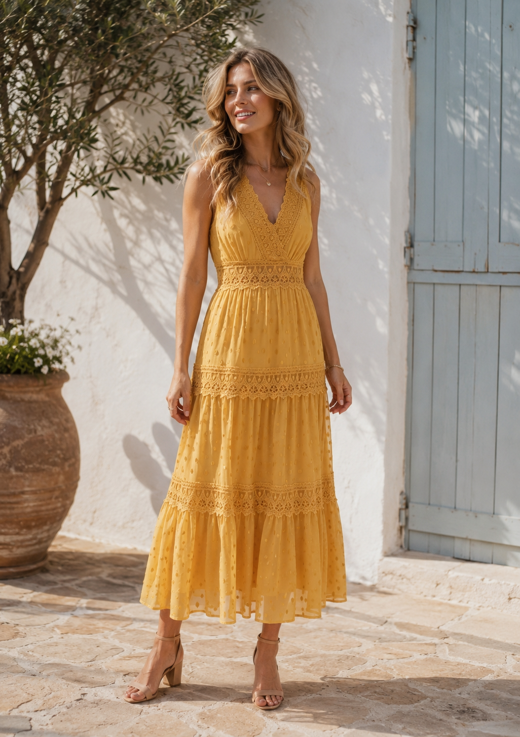 Sleeveless maxi dress with V-neckline and lace trim