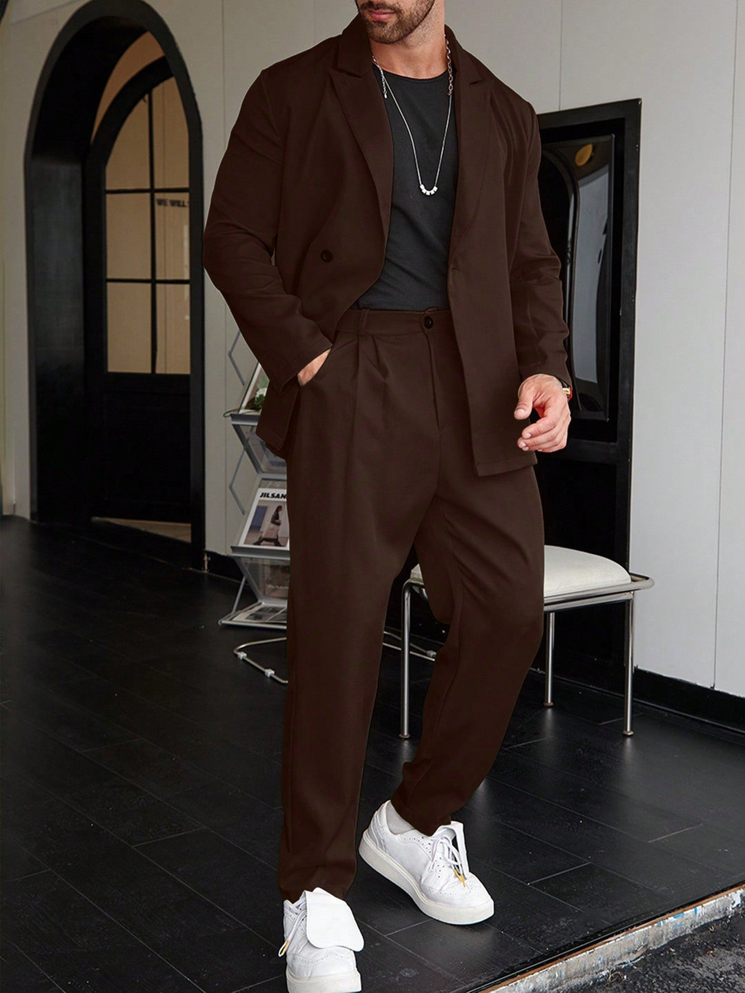 Slim fit men's suit set featuring a structured blazer with pointed lapels and matching straight trousers