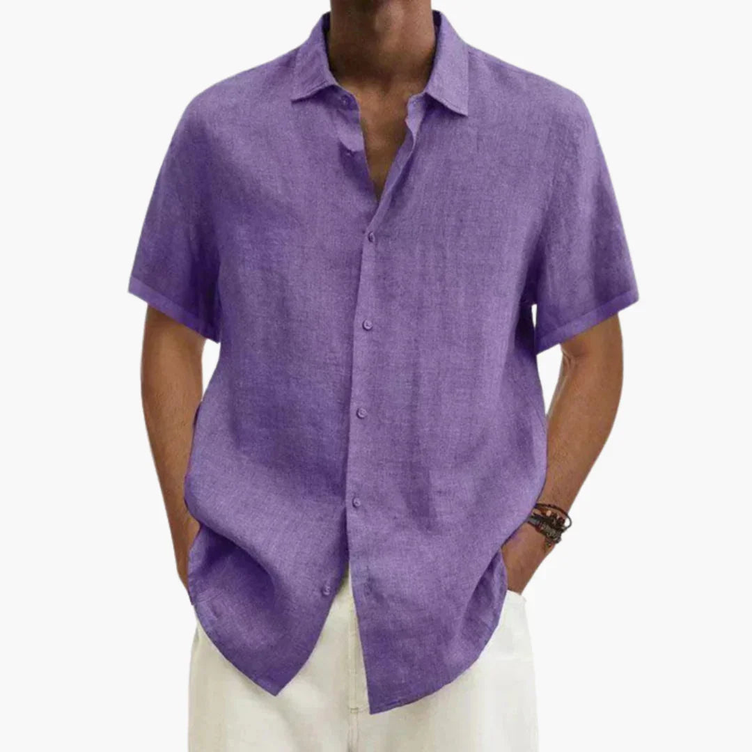 Short-sleeve men's button shirt with classic collar and regular fit