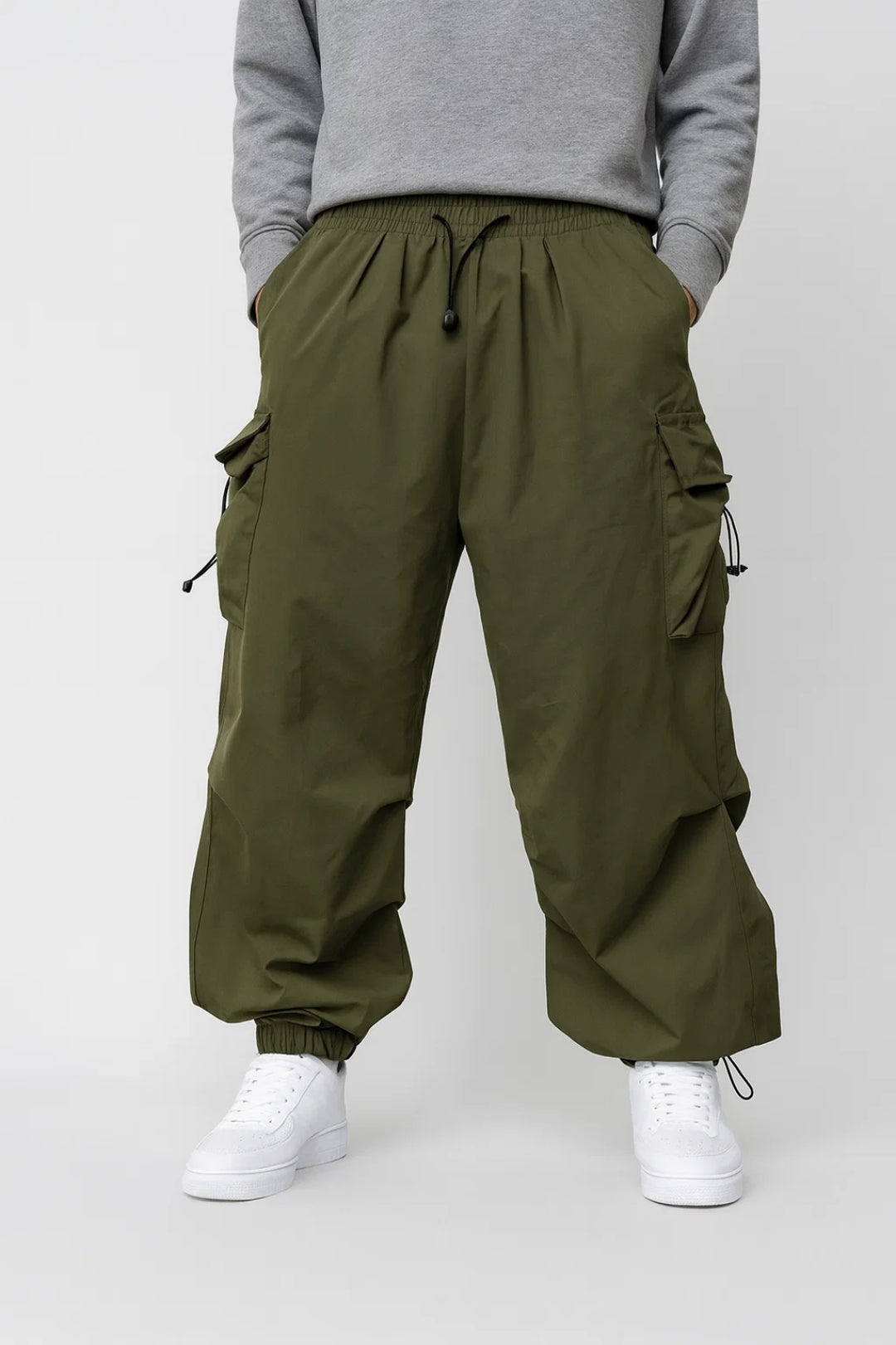 Men's relaxed fit cargo pants with side pockets and adjustable drawstring waist