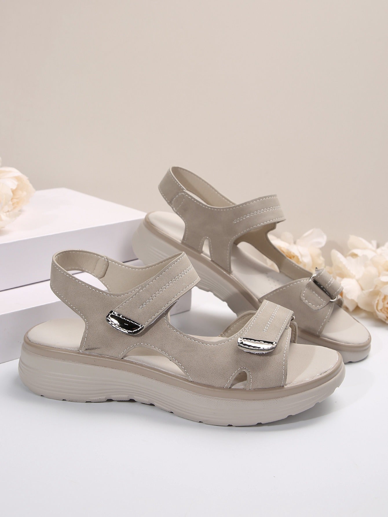 Adjustable multi-strap sandals for women with open toe and flat heel