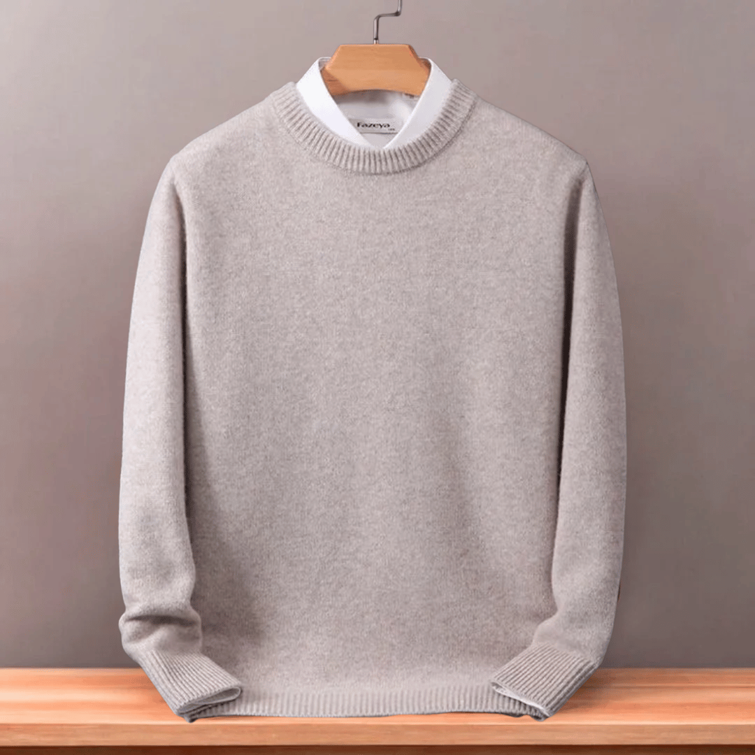 Round neck knitted men's sweater with even stitch texture, straight fit