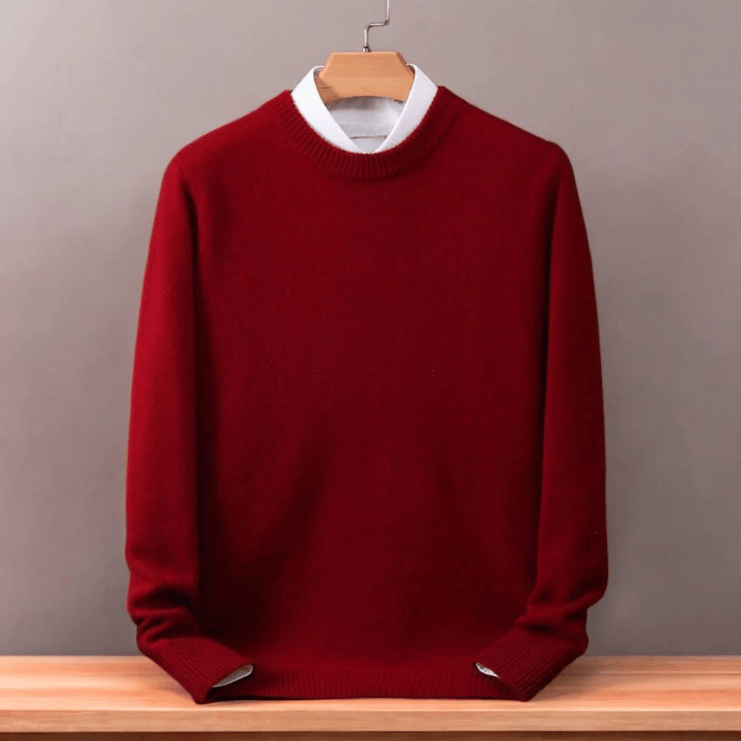 Men's knitted round neck sweater with straight fit and even stitch pattern