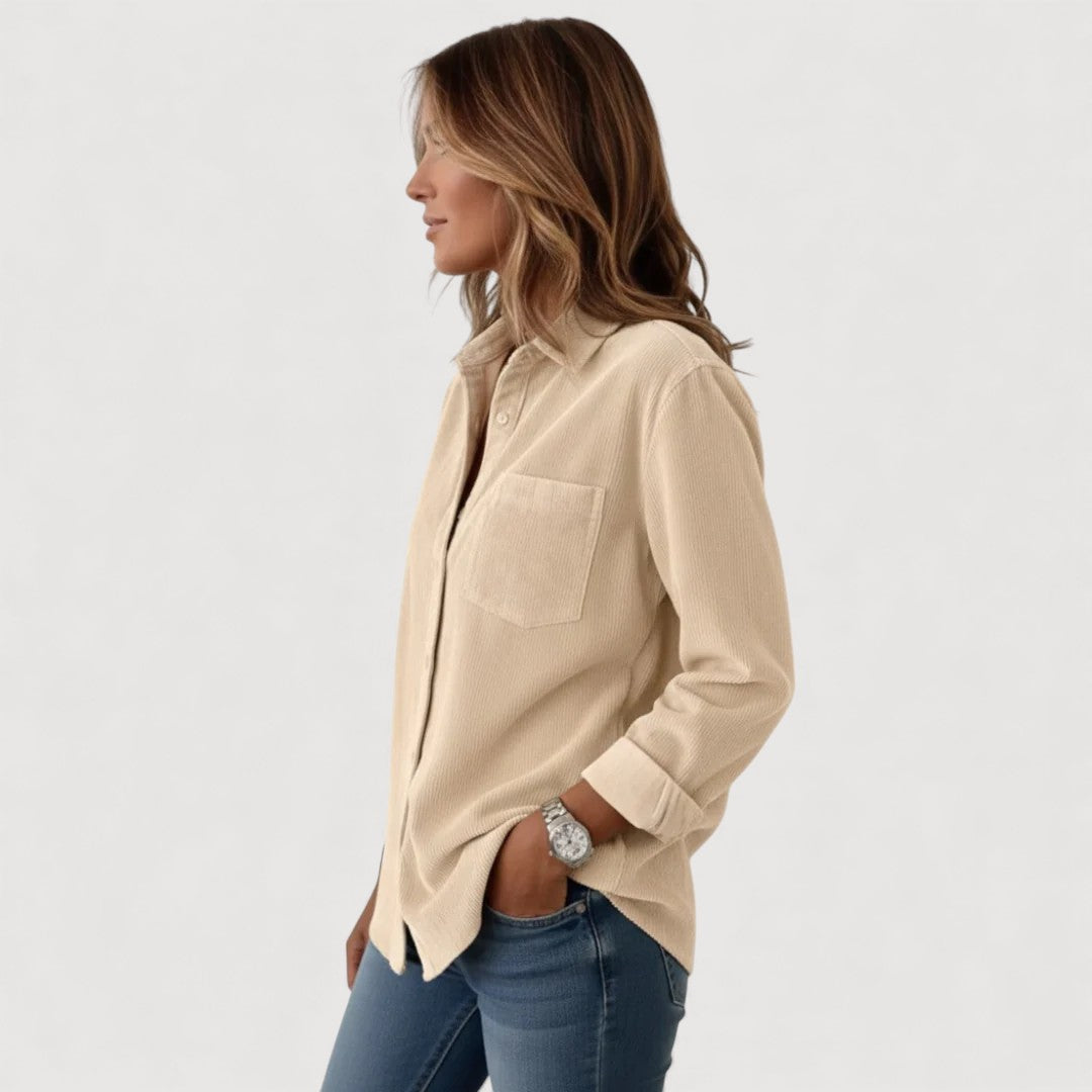Relaxed fit women's shirt with front button closure and classic shirt collar
