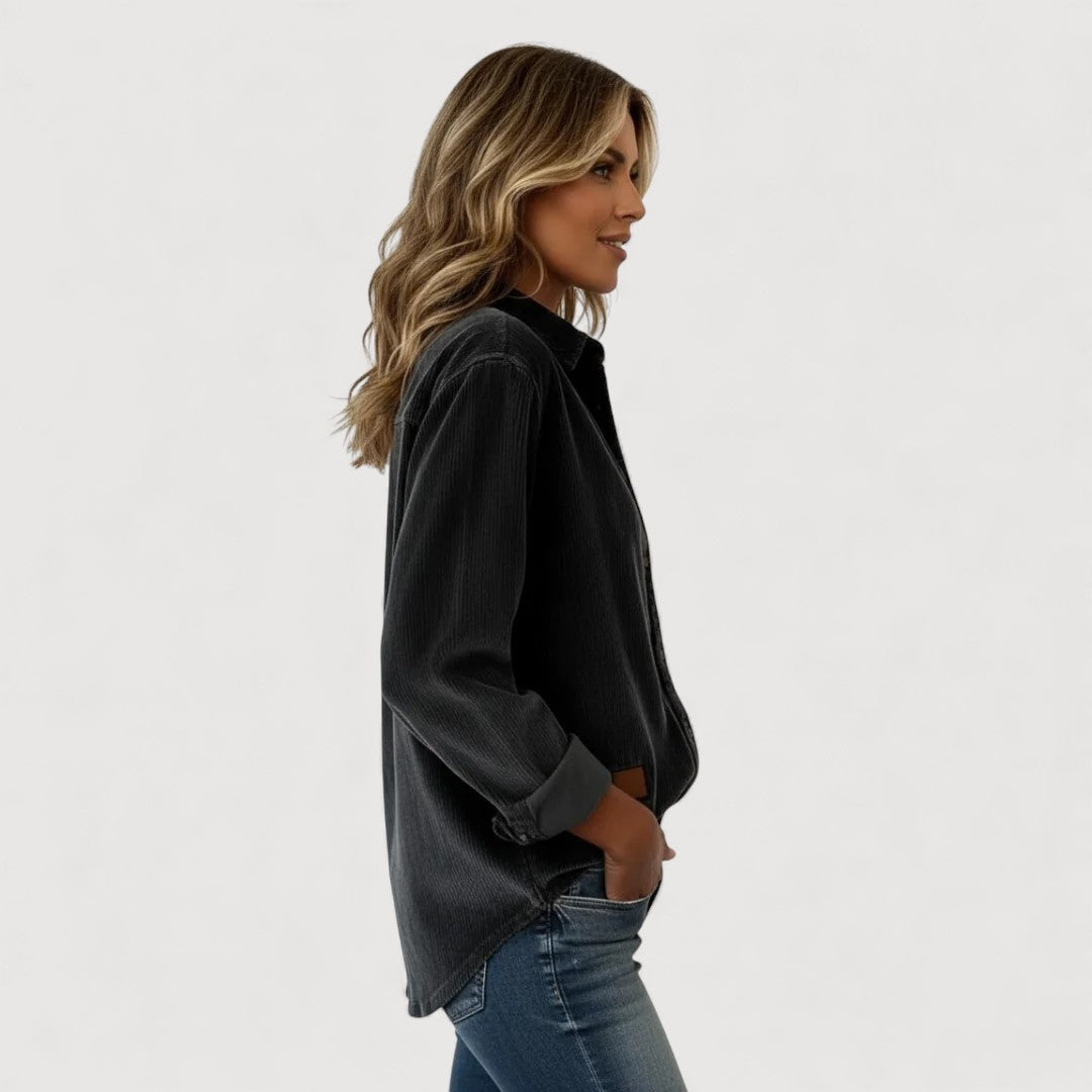 Relaxed fit women's shirt with long sleeves and a timeless button-front style