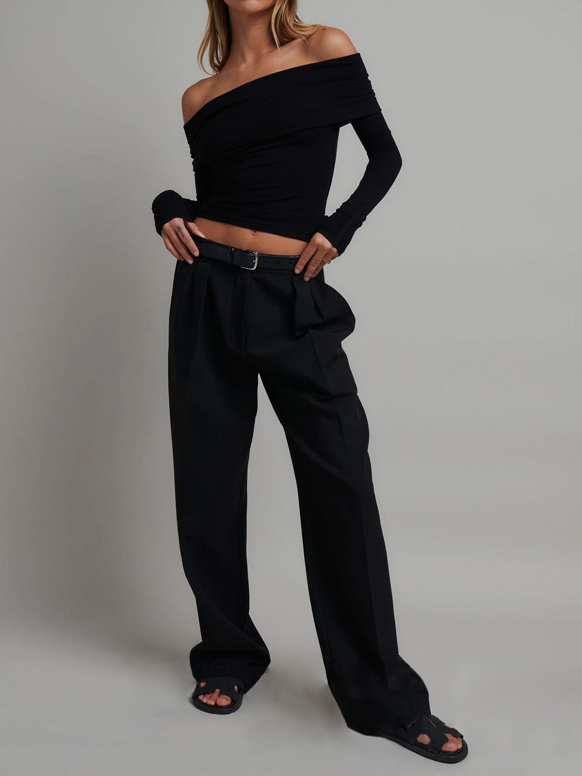 Figure-hugging ribbed off-shoulder long sleeve crop top for women