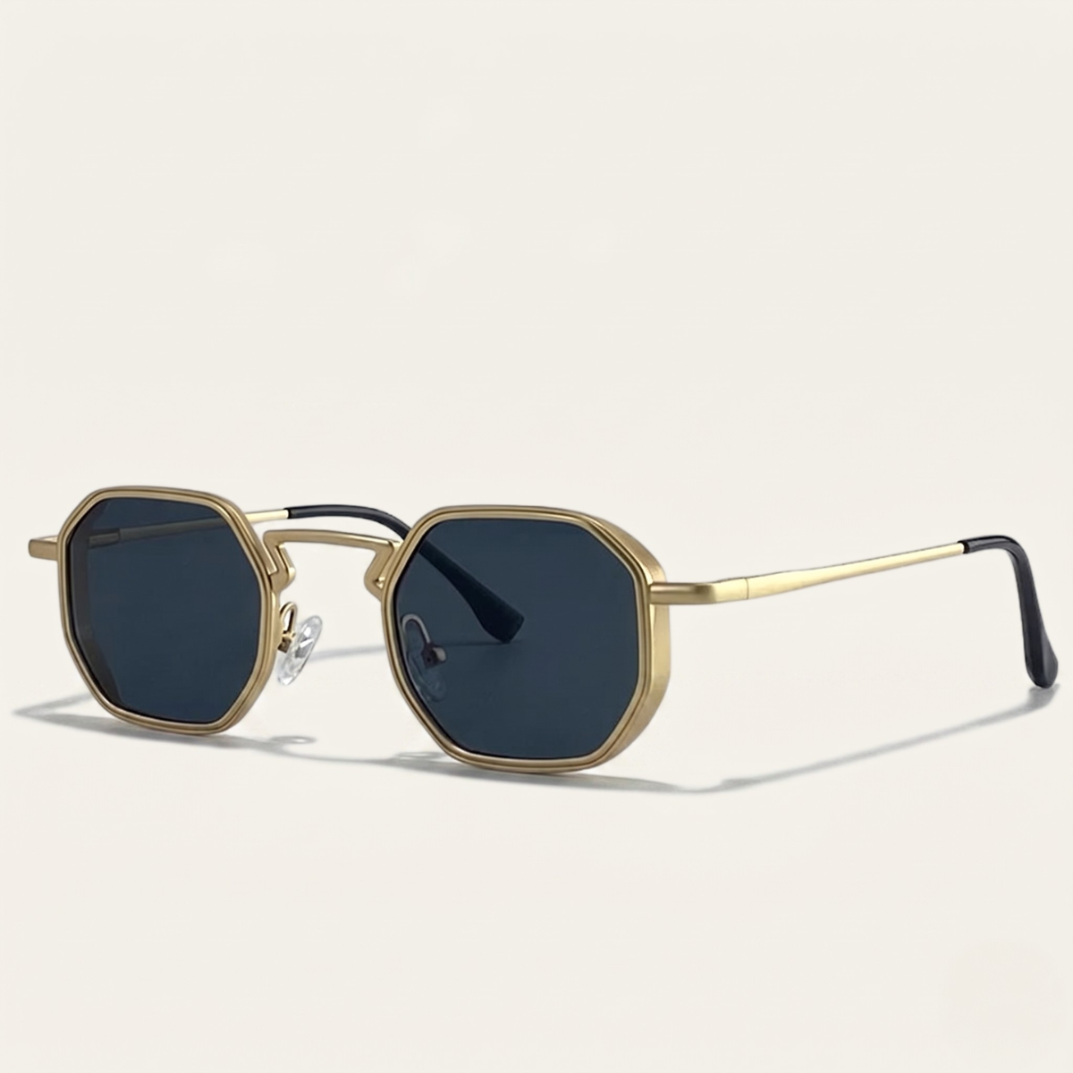 Men's geometric sunglasses with tinted lenses