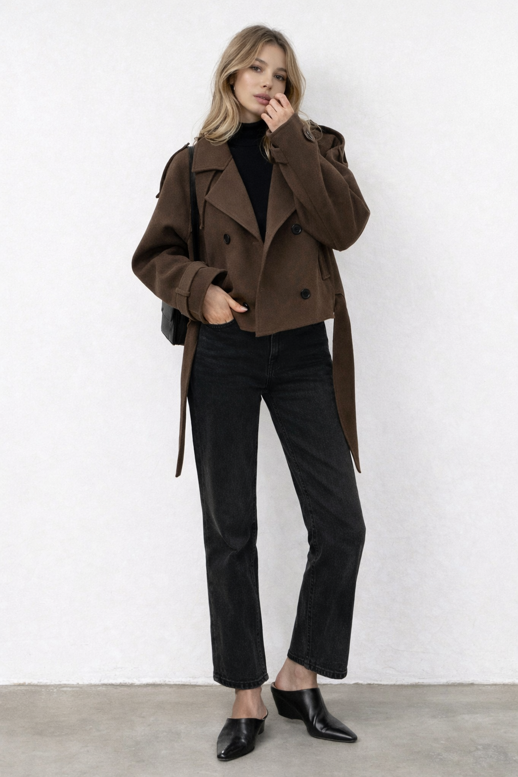 Double-breasted women's coat with panel construction and side pockets