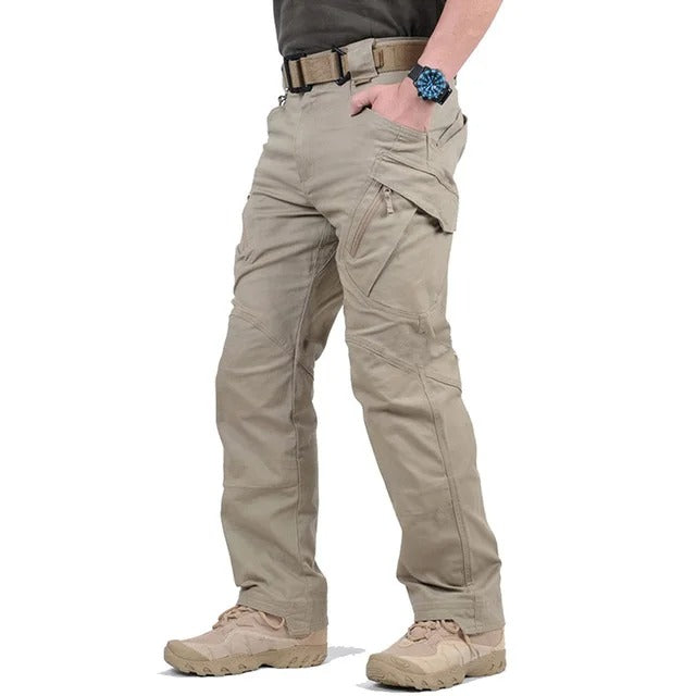 Men's straight-fit cargo pants with button and zipper closure and integrated adjustable waistband