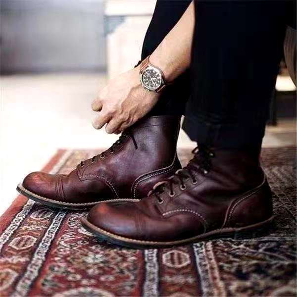 Lace-up leather ankle boots for men with rounded toe and durable outsole