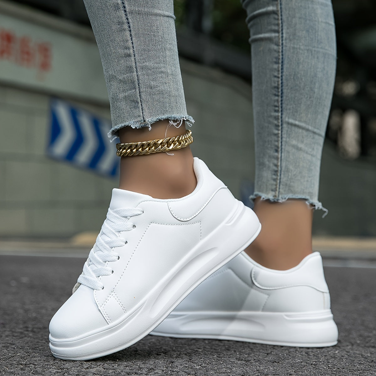 Low-profile women's synthetic leather sneakers with lace-up closure and round toe