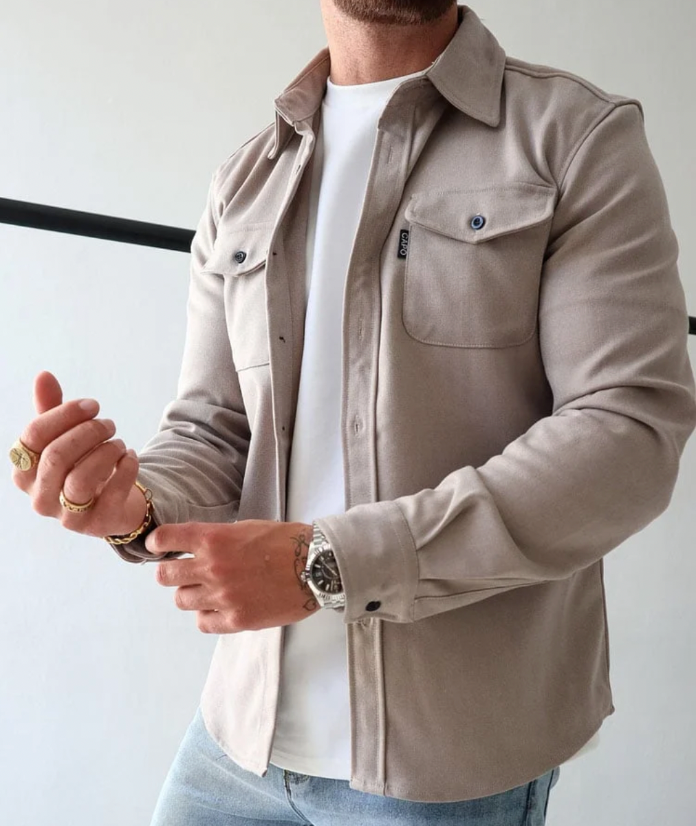 Men's overshirt with button closure, chest pockets with flap, and classic shirt collar