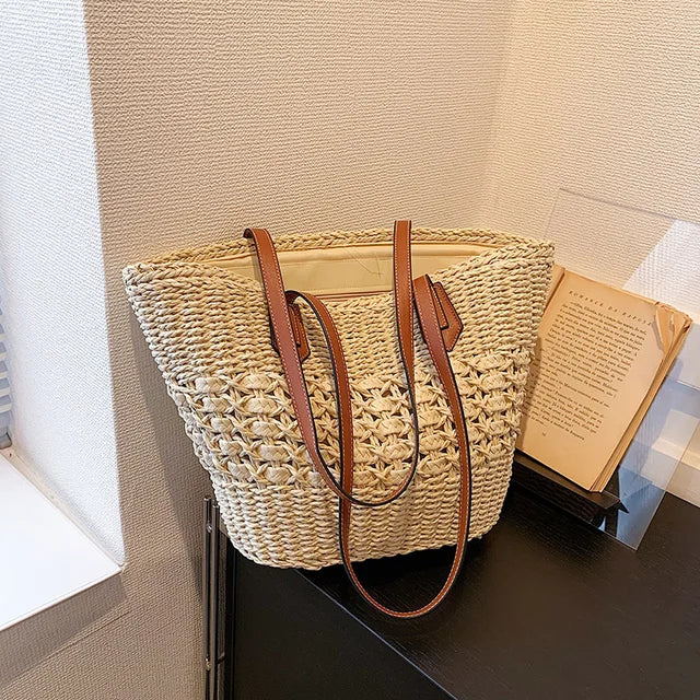 Woven beach bag with long shoulder straps in hand-woven natural material