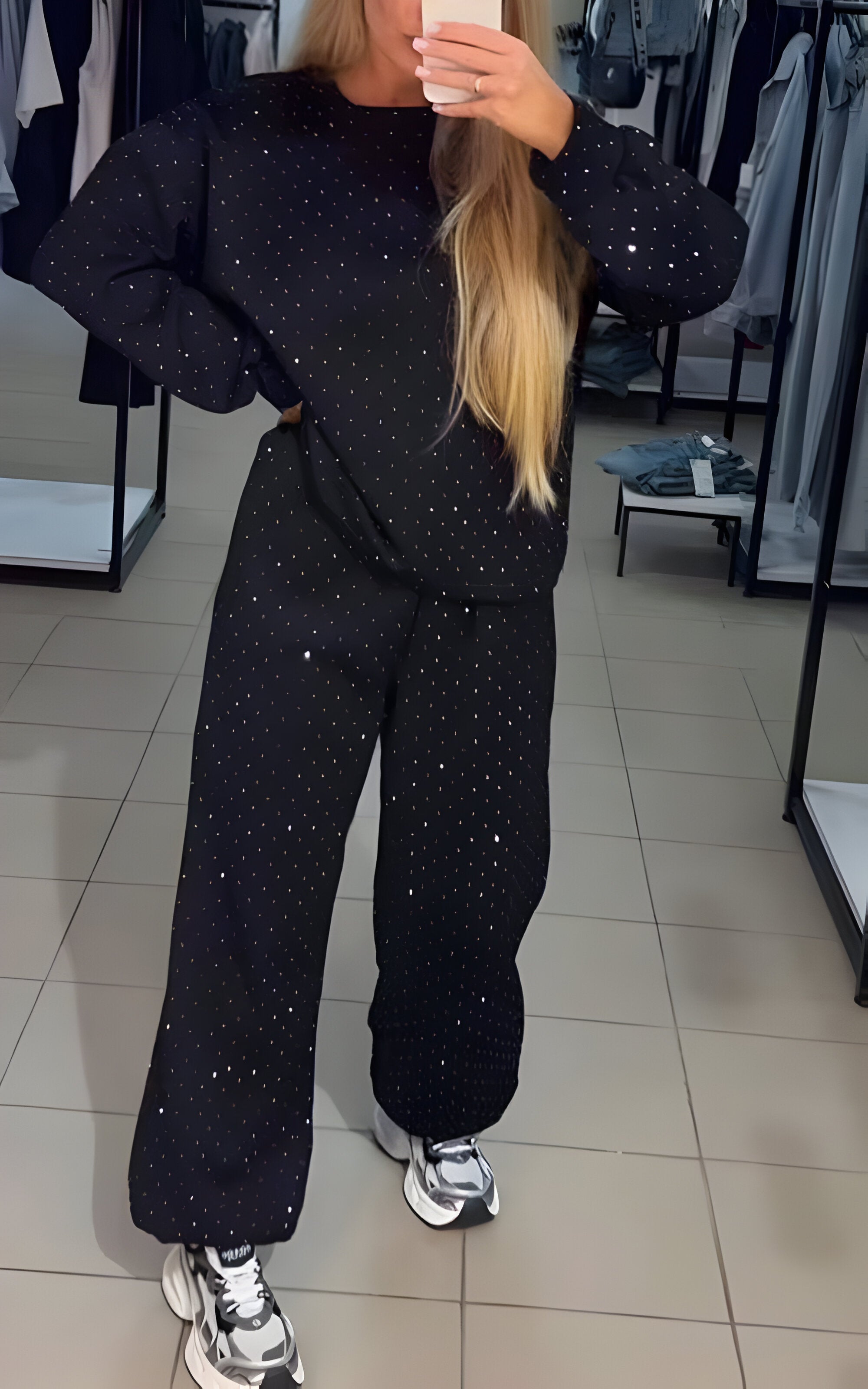 Women's two-piece lounge set with long-sleeved top and relaxed-fit trousers, round neckline and elastic waistband