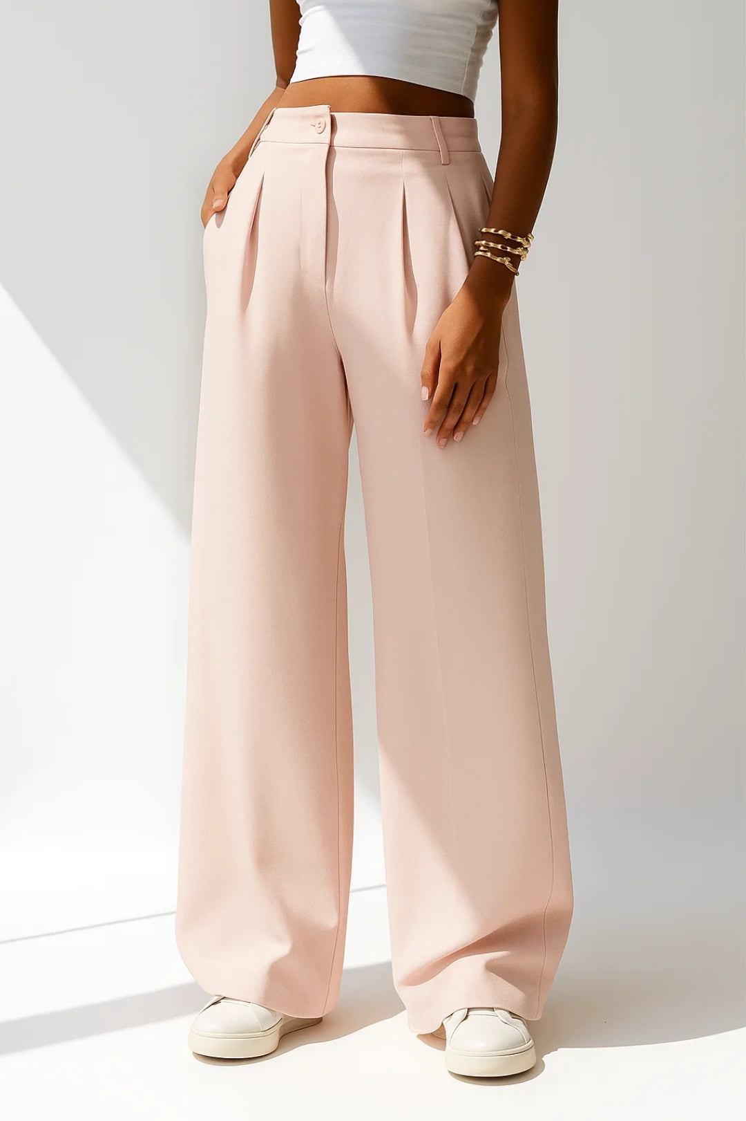 Women's high-waisted wide-leg trousers with front pleats and a flowing silhouette