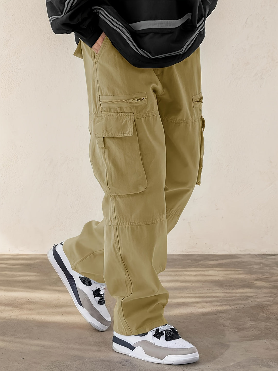 Men's woven cargo trousers with multiple pockets and a regular fit for everyday wear