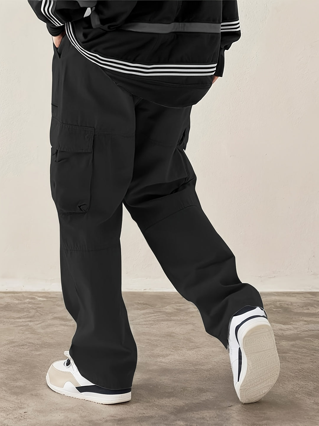 Men's cargo trousers in woven cotton-blend with a relaxed everyday silhouette and utility pocket design