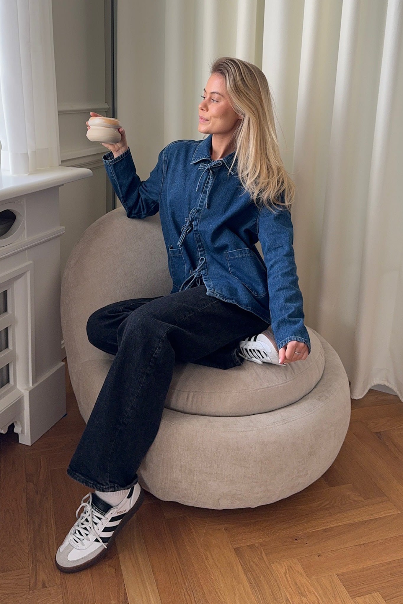 Hip-length denim jacket with long sleeves and relaxed fit for women