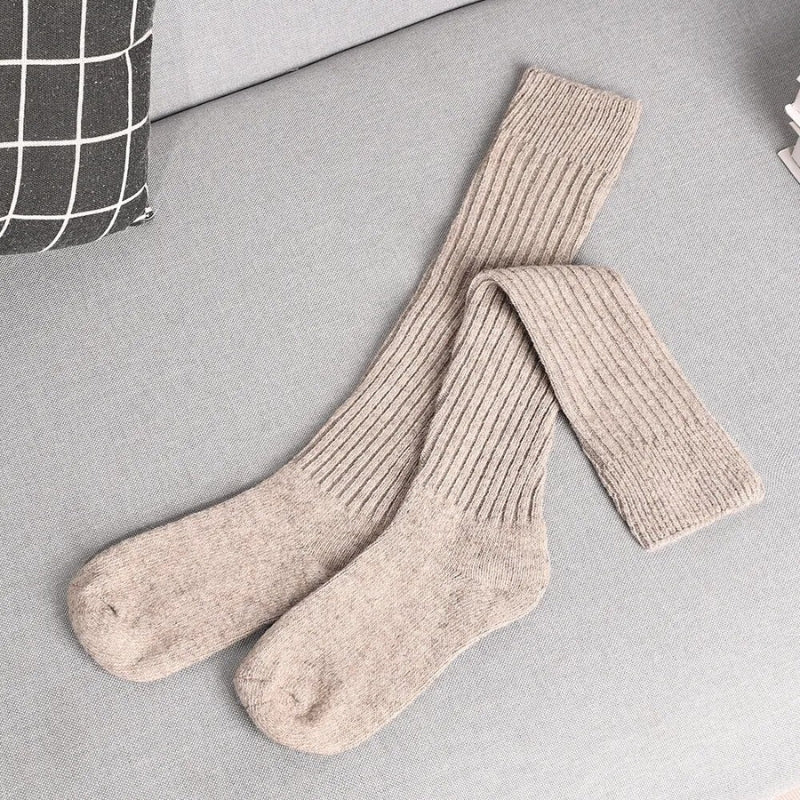 Ribbed knit socks for women with a smooth foot and flexible everyday fit