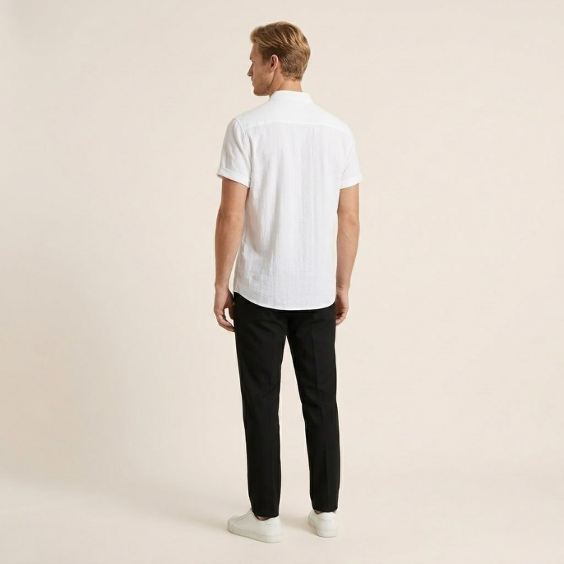 Men's relaxed-fit short-sleeve shirt with clean seams and chest pocket