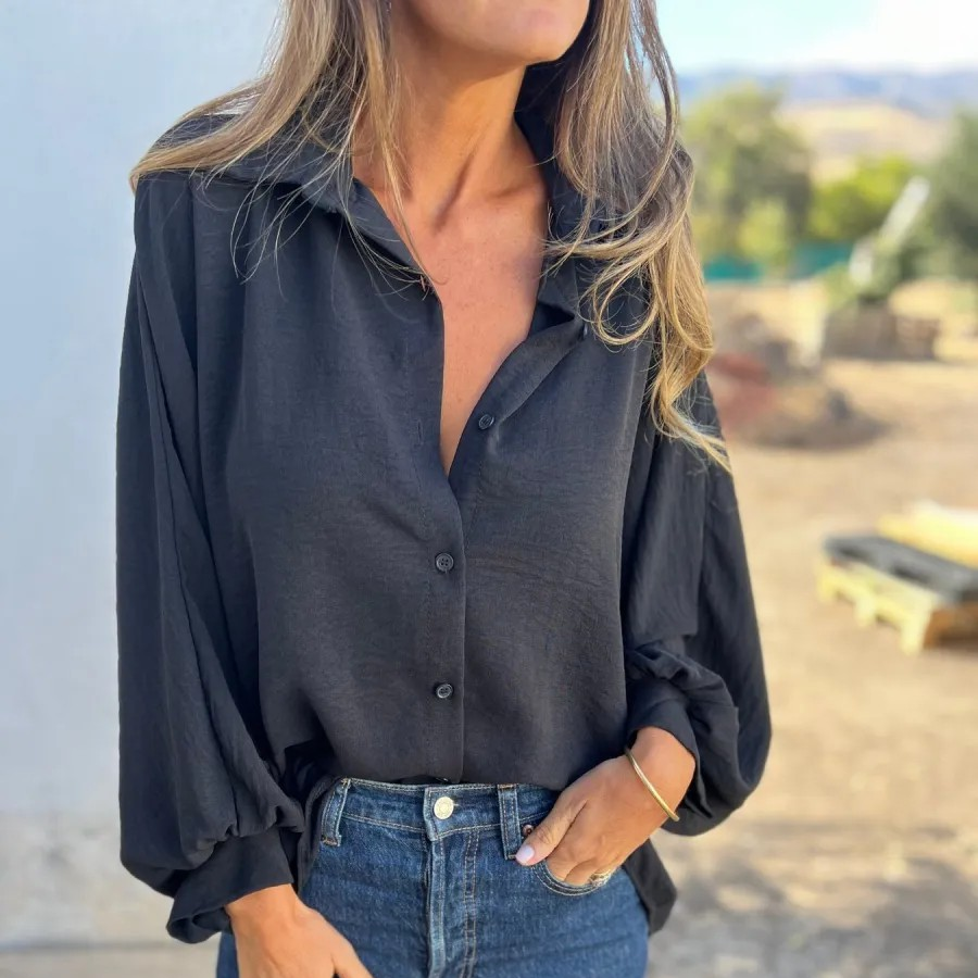 Women's elegant button blouse with a relaxed silhouette and 3/4-length sleeves