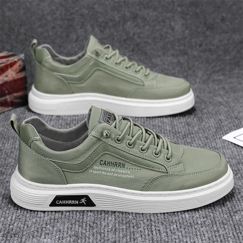 Men's lace-up sneakers in synthetic leather with a low-top silhouette, padded collar, and flat rubber sole