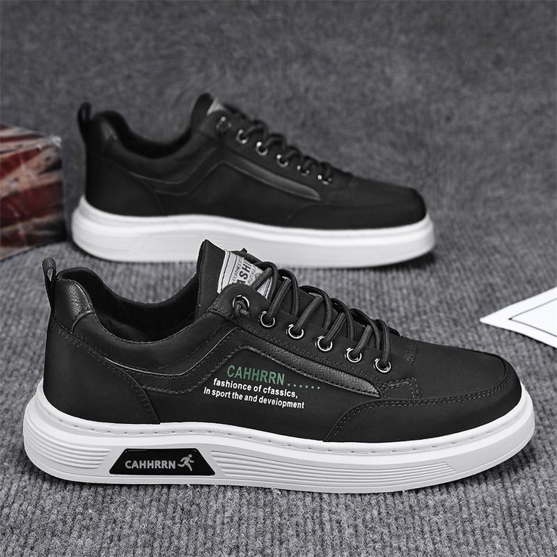 Low-top men's sneakers in synthetic leather with lace-up fastening and a padded collar for everyday wear