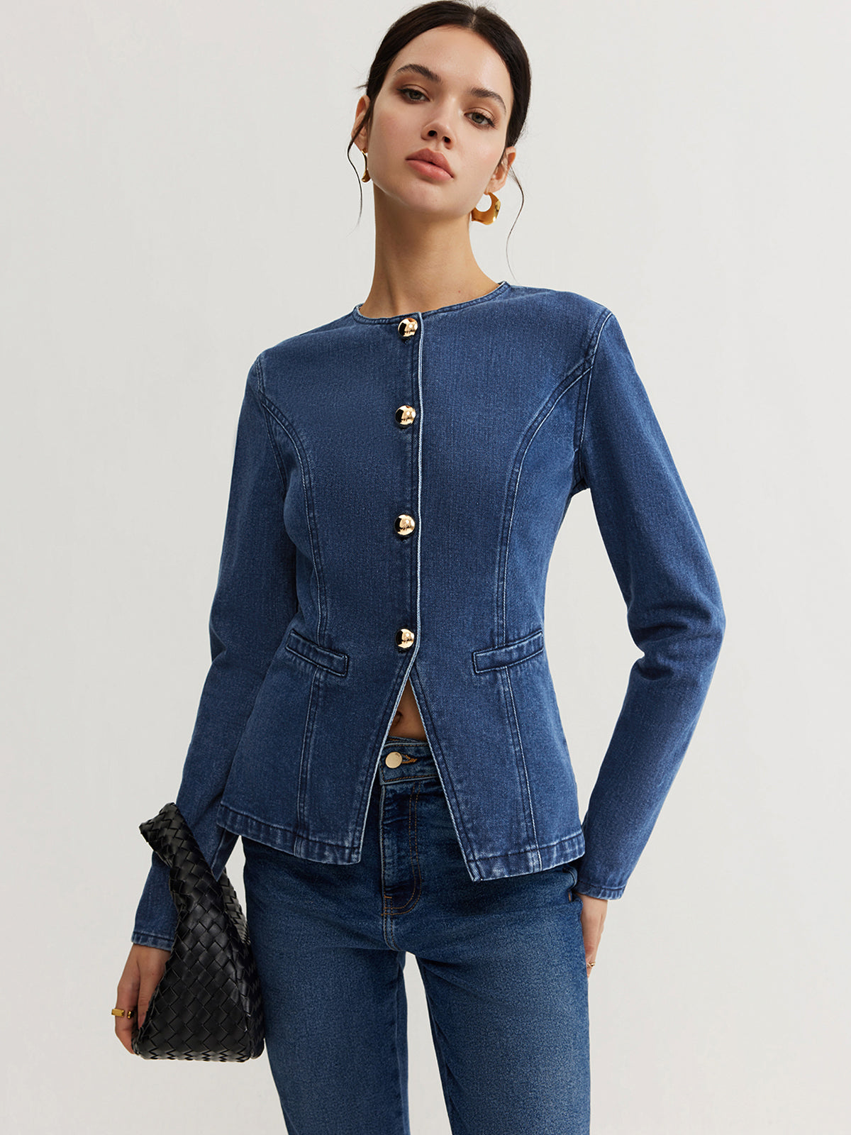 Figure-hugging denim jacket for women with long sleeves and waist-length cut