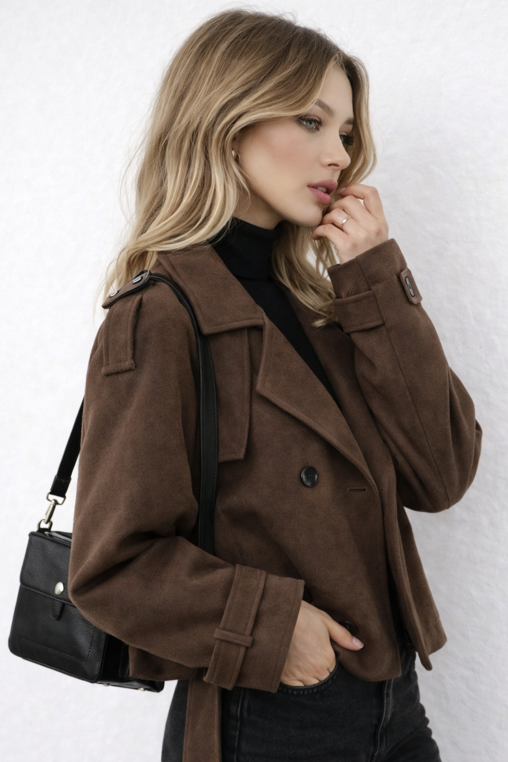 Short structured women's coat with double-breasted front and long sleeves