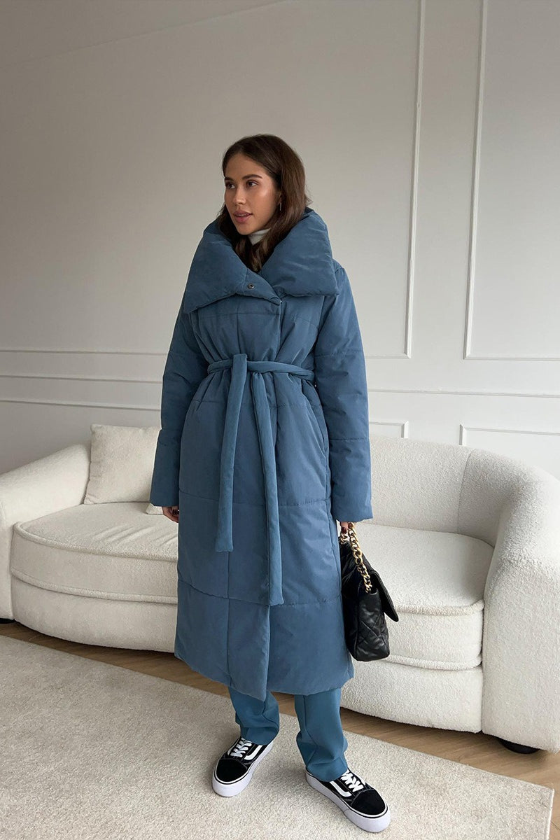 Long padded women's coat with wide collar and extended hem