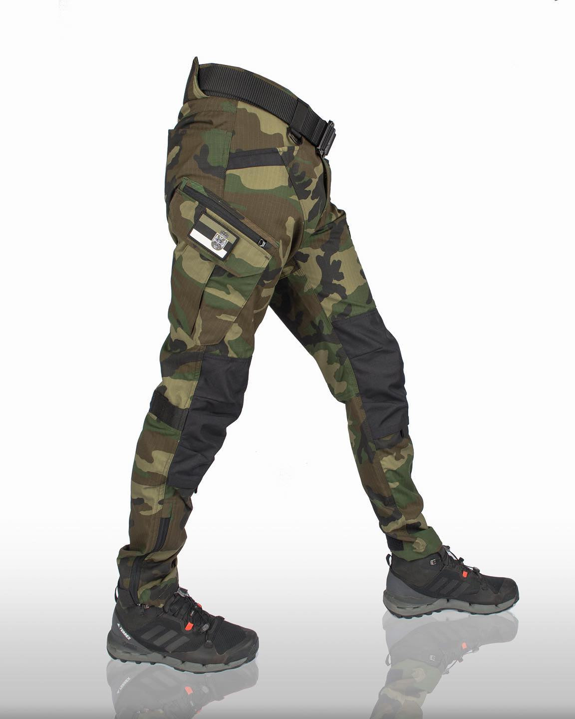 Men's woven cargo trousers with multi-pocket layout and belt for everyday wear