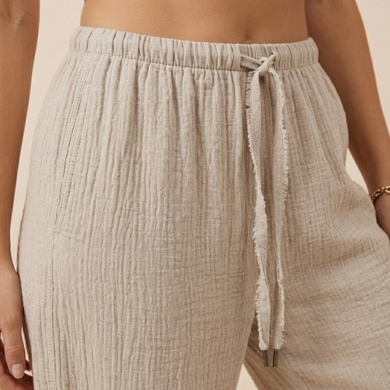 Full-length wide-leg pants for women with drawstring closure and side pockets